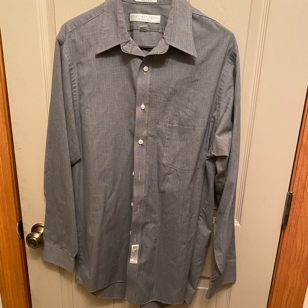 Men’s L Geoffrey Beene wrinkle free long sleeve dress shirt